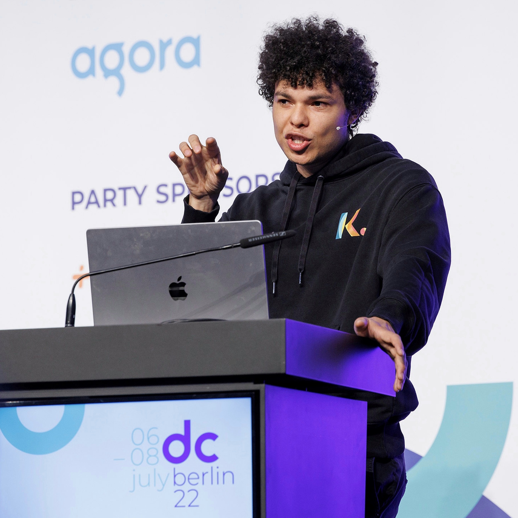 Iury Souza at Droidcon Berlin 2022 stage