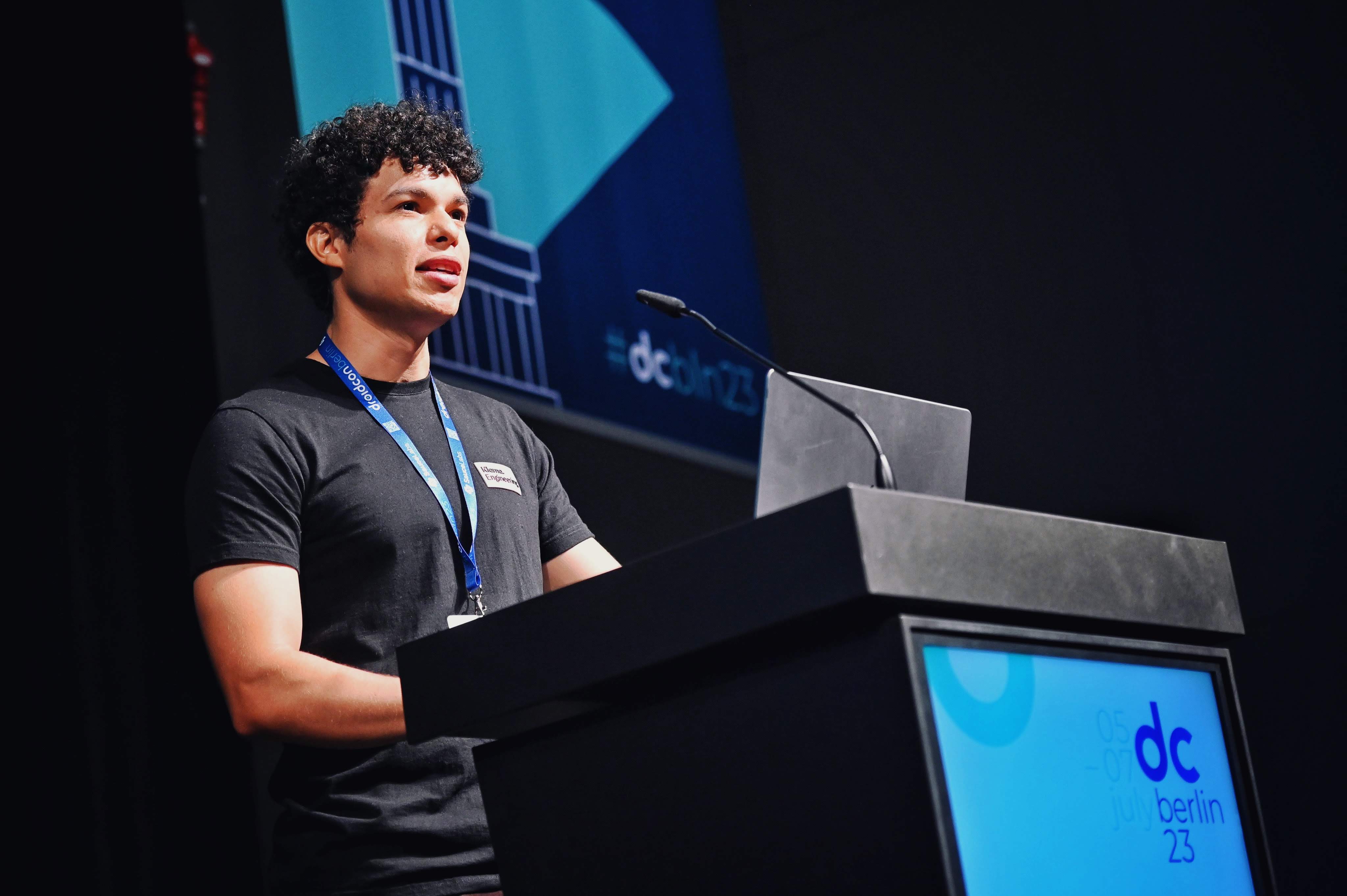 Iury Souza presenting at Droidcon Berlin 2023